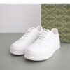 구찌 [GUCCI] 남성 화이트 레더 GG 엠보스 스니커즈