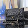 샤넬 클래식 플랩백 미듐 캐비어 블랙 금장 A01112
