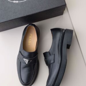 프라다 [PRADA] 삼각 로고 브러쉬드 가죽 로퍼